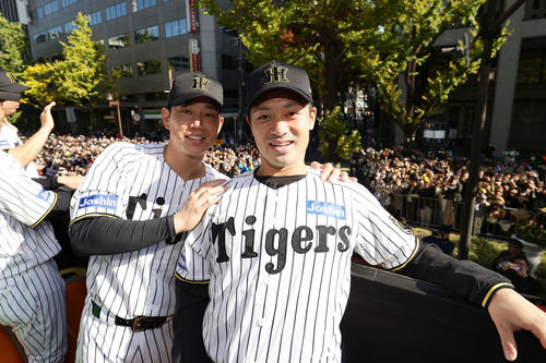 優勝パレードで笑顔を見せる阪神糸原健斗(左)と坂本誠志郎(撮影・前田充)