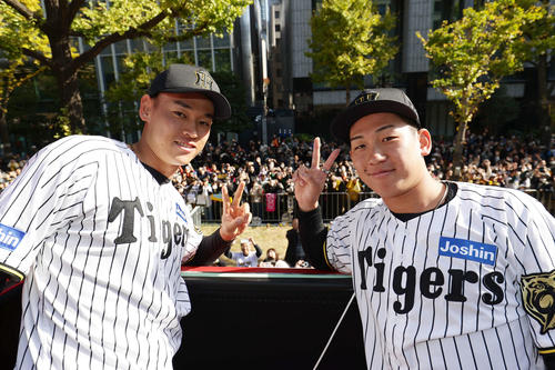優勝パレードで笑顔を見せる阪神早川太貴(左)と伊原陵人(撮影・前田充)