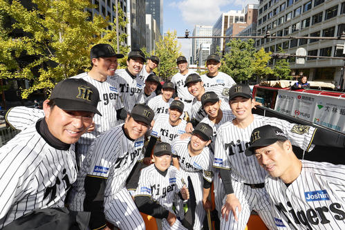 優勝パレードのバスで記念写真に納まる阪神の選手たち(撮影・前田充)
