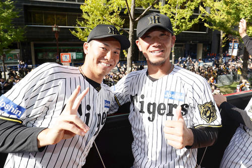 優勝パレードで笑顔を見せる阪神湯浅京己(左)と伊藤将司(撮影・前田充)