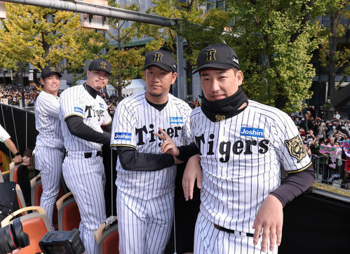 ファンを背に記念撮影をする、左から梅野、佐藤輝、岩貞、岩崎(代表撮影)