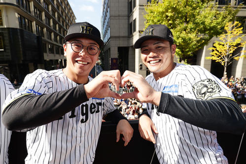 優勝パレードで笑顔を見せる阪神豊田寛(左)と小野寺暖(撮影・前田充)