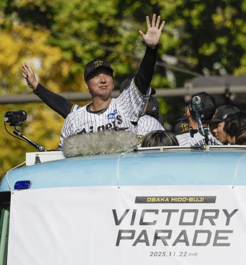 大阪・御堂筋で行われた阪神のセ・リーグ優勝記念パレードで、ファンに手を振る藤川監督(共同)