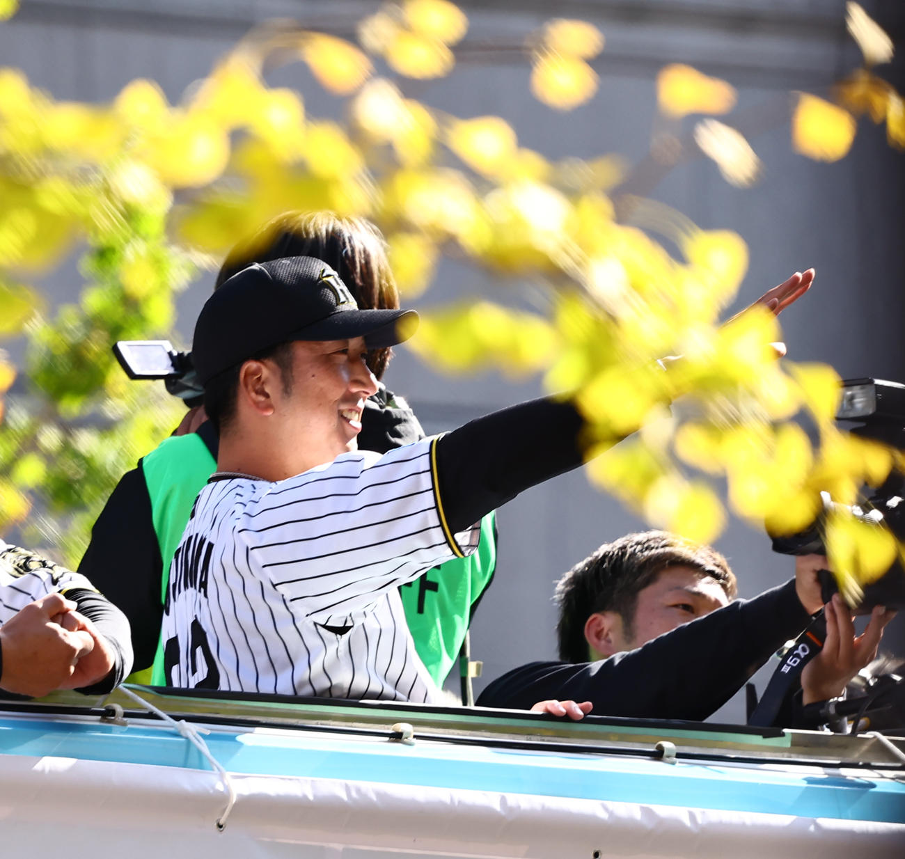 ファンに手を振る藤川監督（撮影・上田博志）