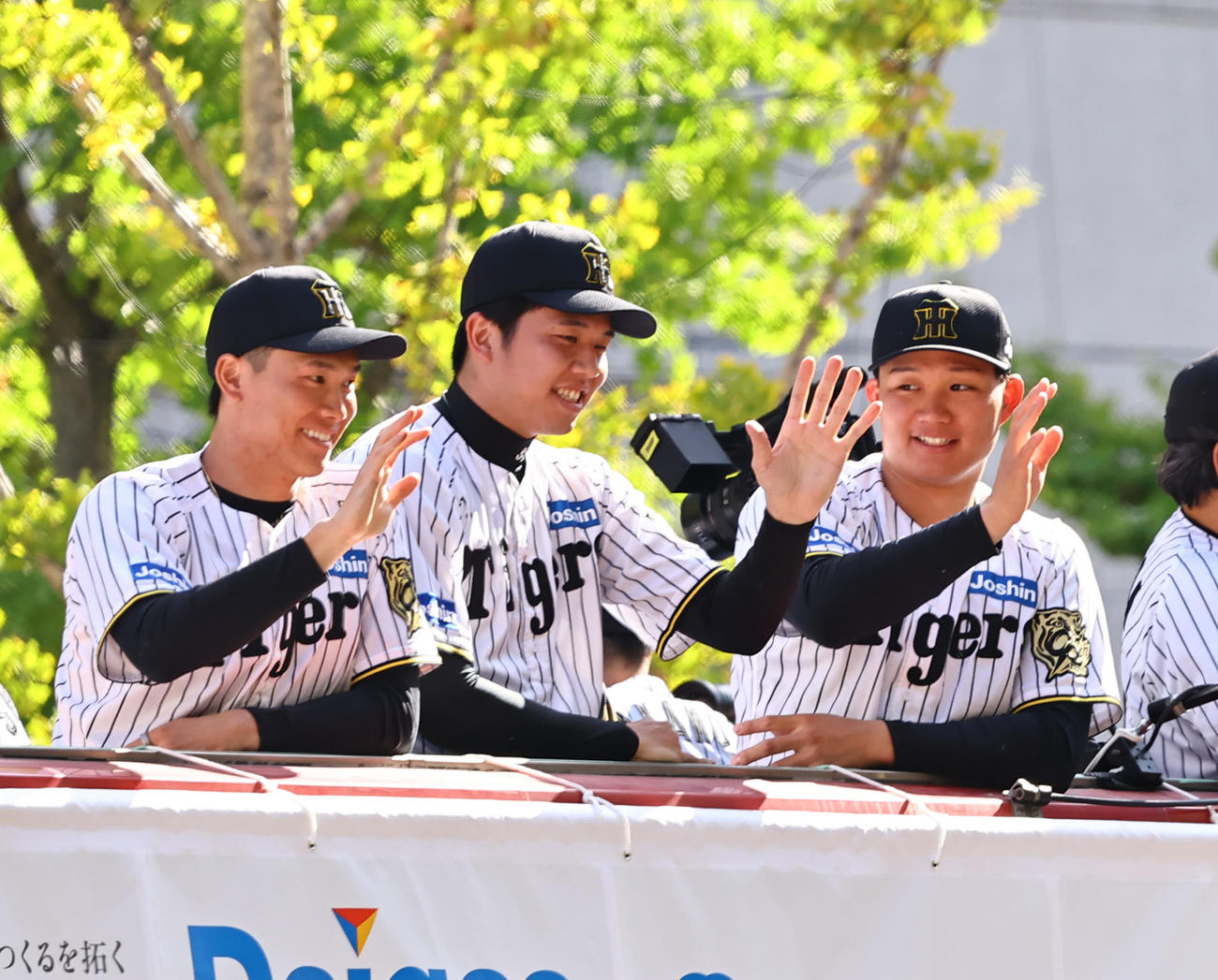 ファンに手を振る右から森下、才木、湯浅（撮影・上田博志）