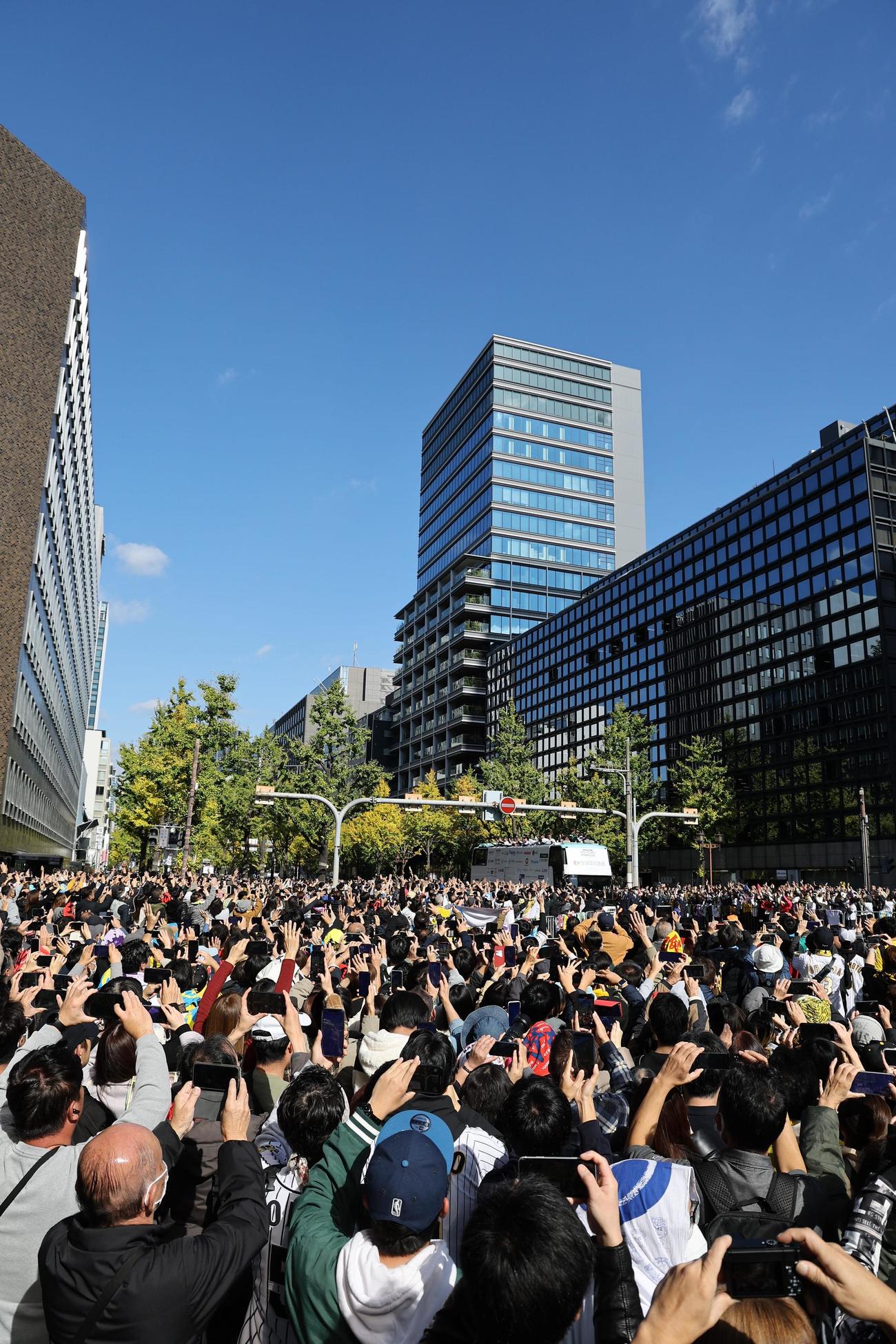 大勢のファンの歓声を受けながら優勝パレードをする阪神ナイン（撮影・上田博志）