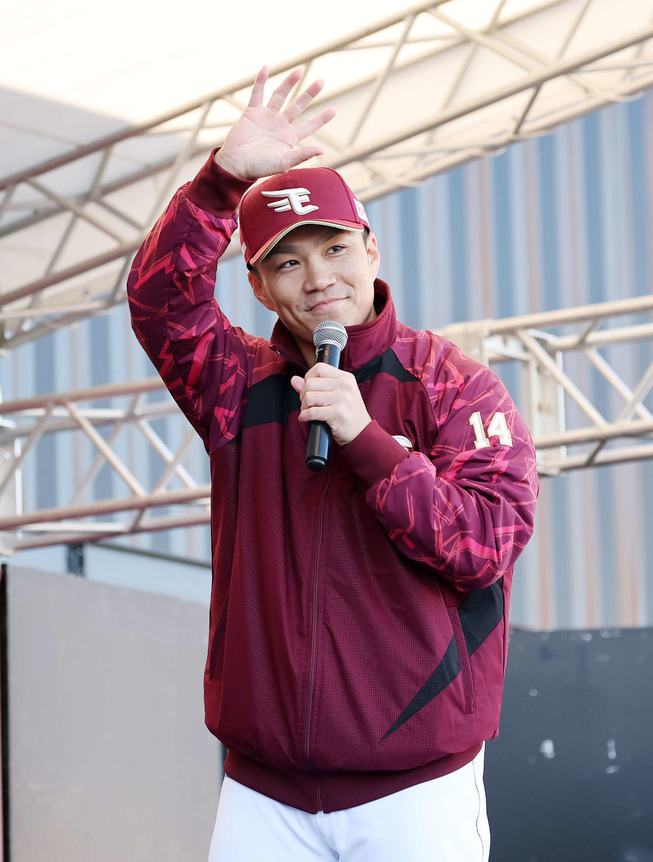 ファン感謝祭で観客に手を振る楽天則本（撮影・鈴木正人）
