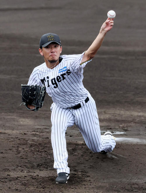 阪神】レア姿？ 半袖トレードマーク伊藤将司が長袖アンダーシャツで手