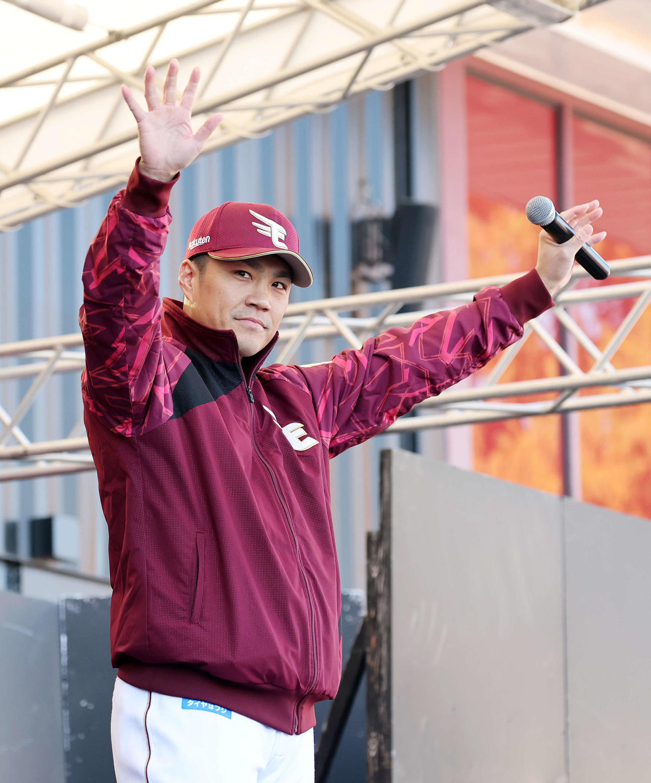 ファン感謝祭で観客に手を振る楽天則本（撮影・鈴木正人）