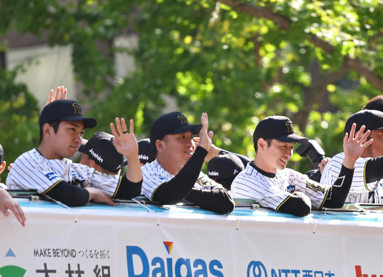 ファンに手を振る右から近本、村上、石井（撮影・上田博志）