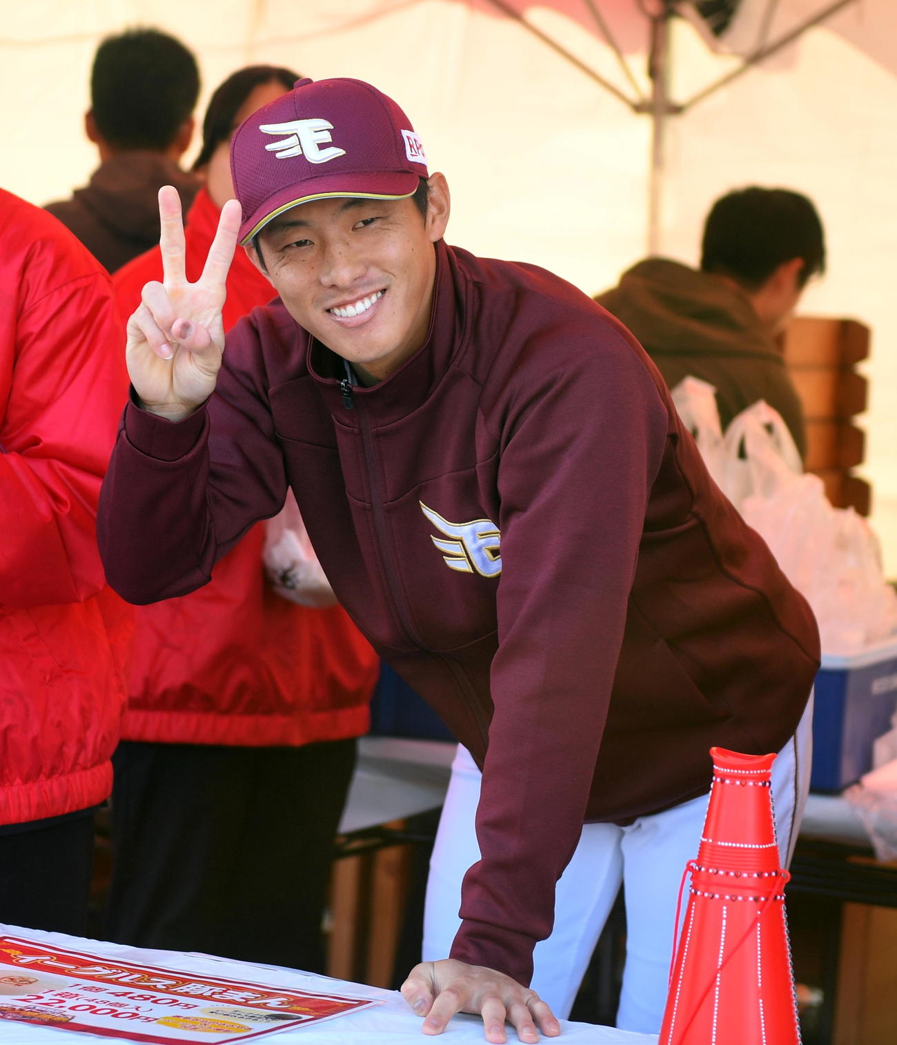 豚まん販売＆お渡し会に登場しピースする楽天辰己（撮影・山田愛斗）