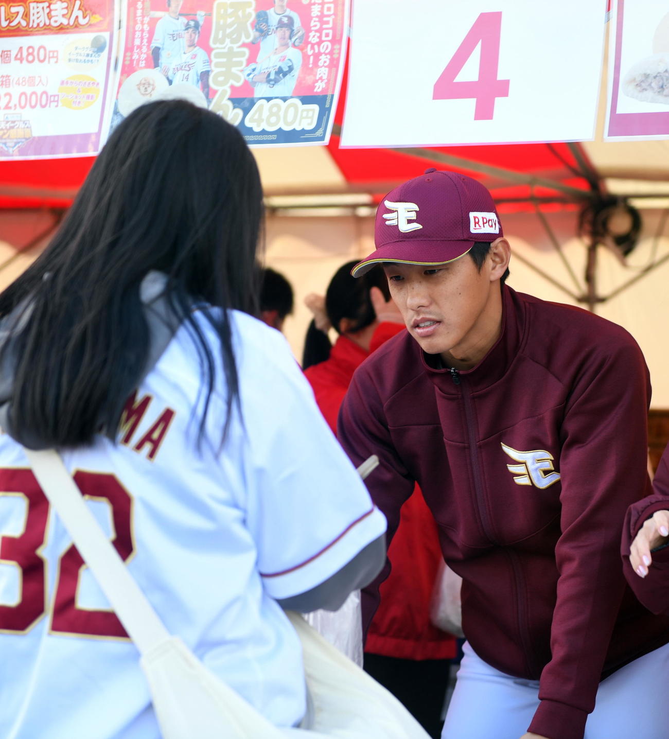 豚まん販売＆お渡し会でファンと交流する楽天辰己（撮影・山田愛斗）