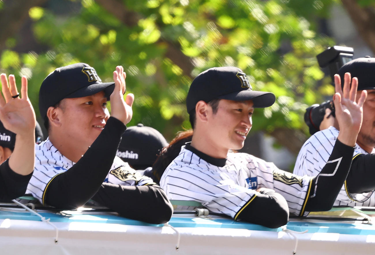 ファンに手を振る近本光司（右）と村上頌樹（撮影・上田博志）