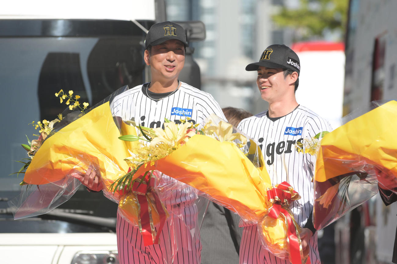 阪神タイガース優勝記念パレードのオープニングセレモニーで談笑する藤川監督（左）と中野選手会長（撮影・滝沢美穂子）