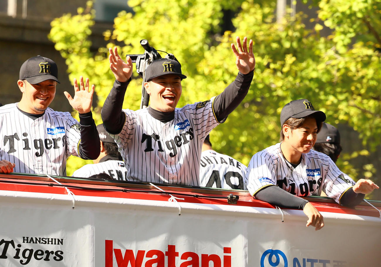 大阪市の御堂筋をパレードする、左から阪神岩貞、佐藤輝、梅野（撮影・上山淳一）