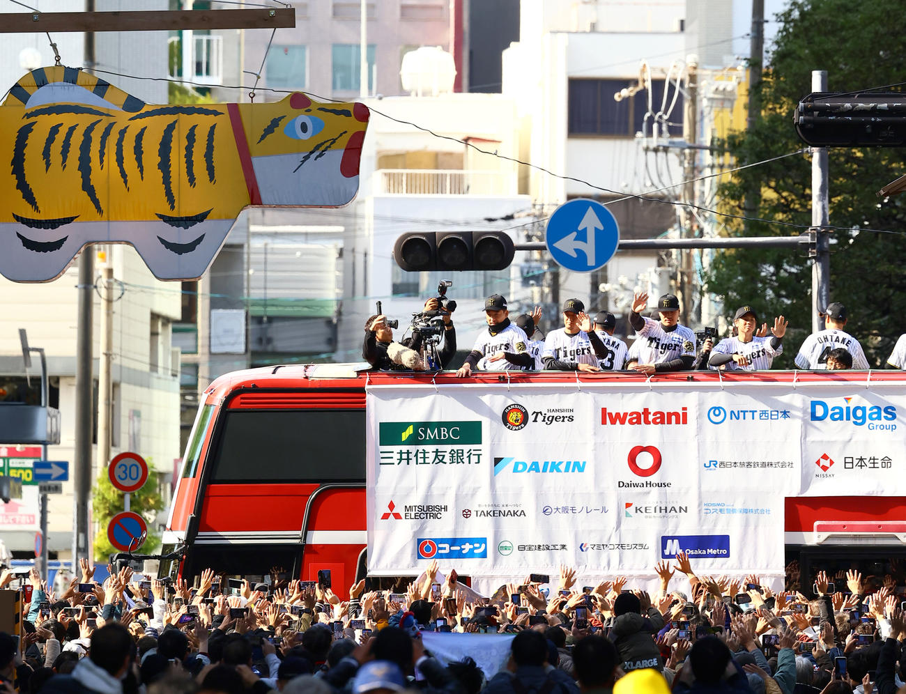 大阪市の御堂筋をパレードする阪神の選手ら（撮影・上山淳一）