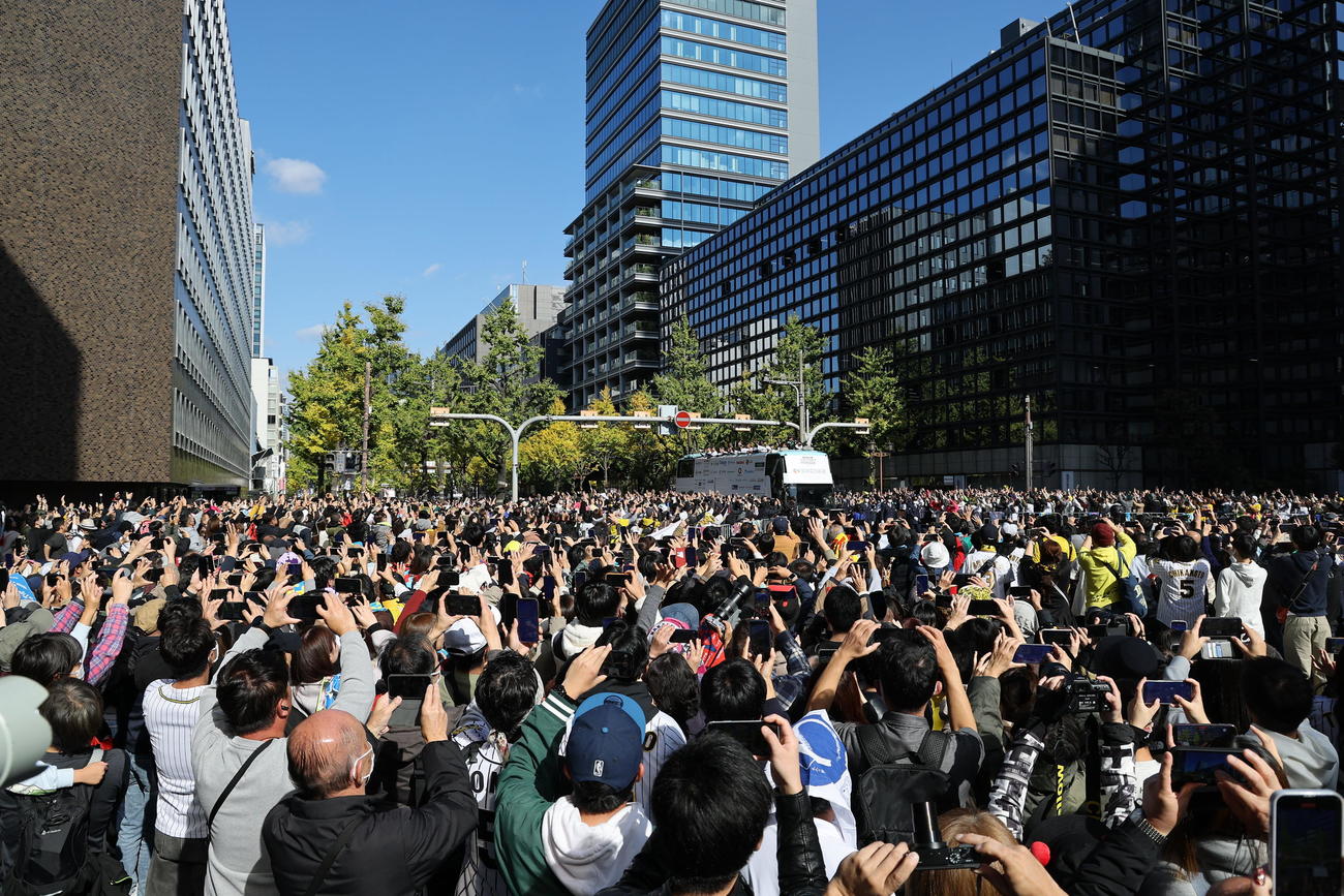 大勢のファンの歓声を受けながら優勝パレードをする阪神ナイン（撮影・上田博志）