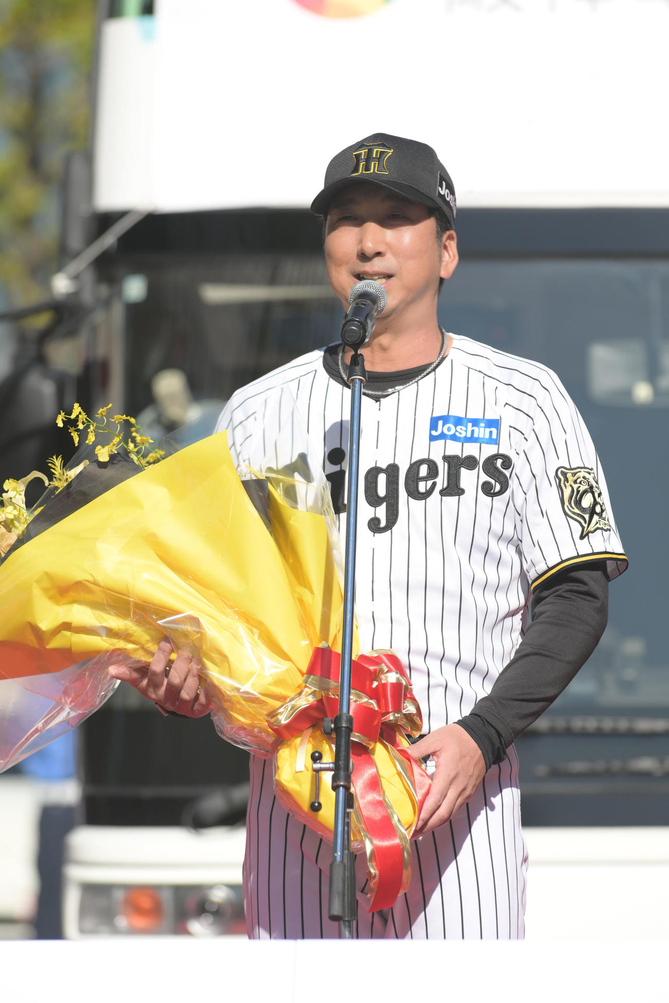 阪神タイガース優勝記念パレードのオープニングセレモニーであいさつをする藤川監督（撮影・滝沢美穂子）