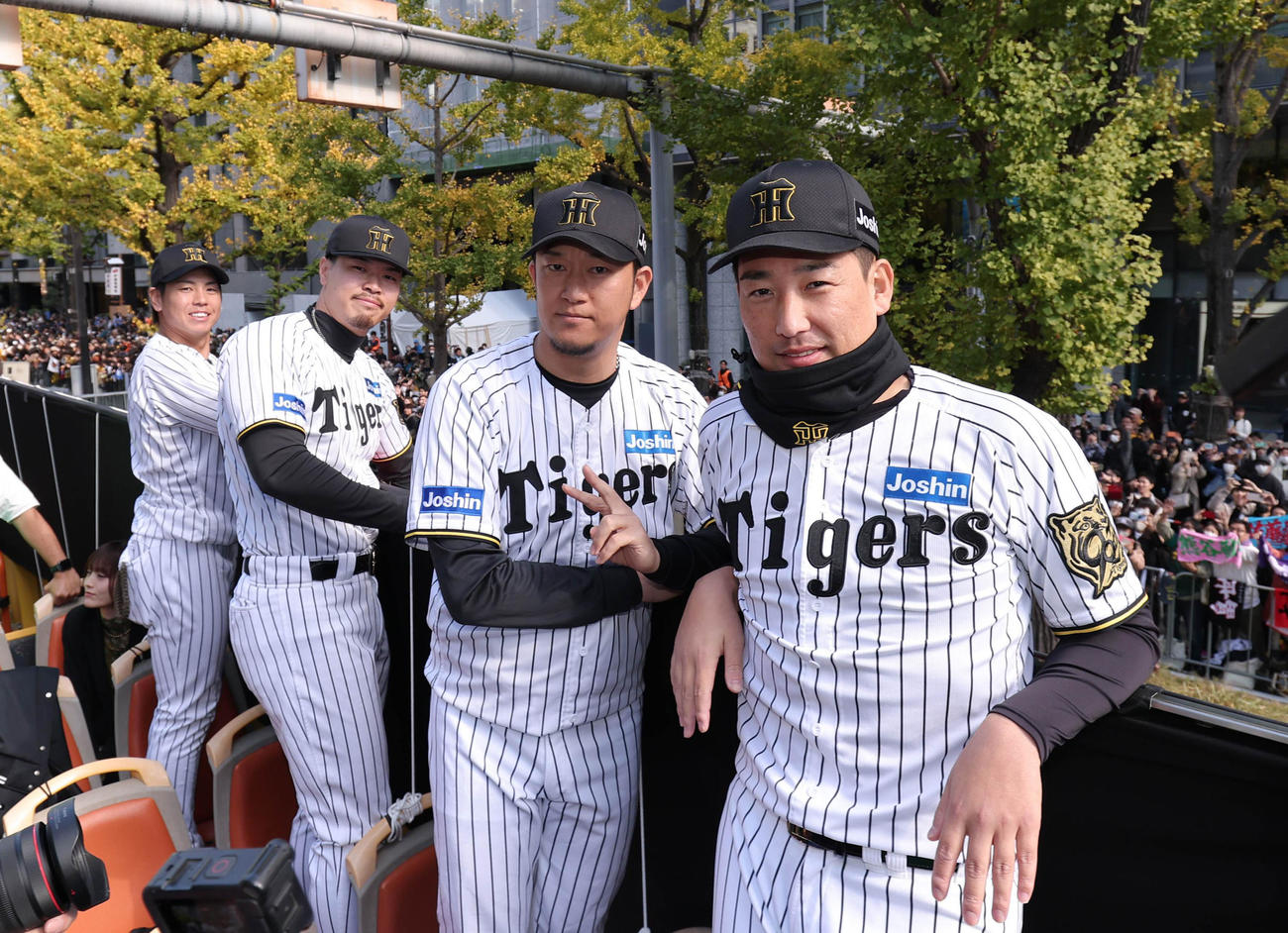 ファンを背に記念撮影をする、左から梅野、佐藤輝、岩貞、岩崎（代表撮影）
