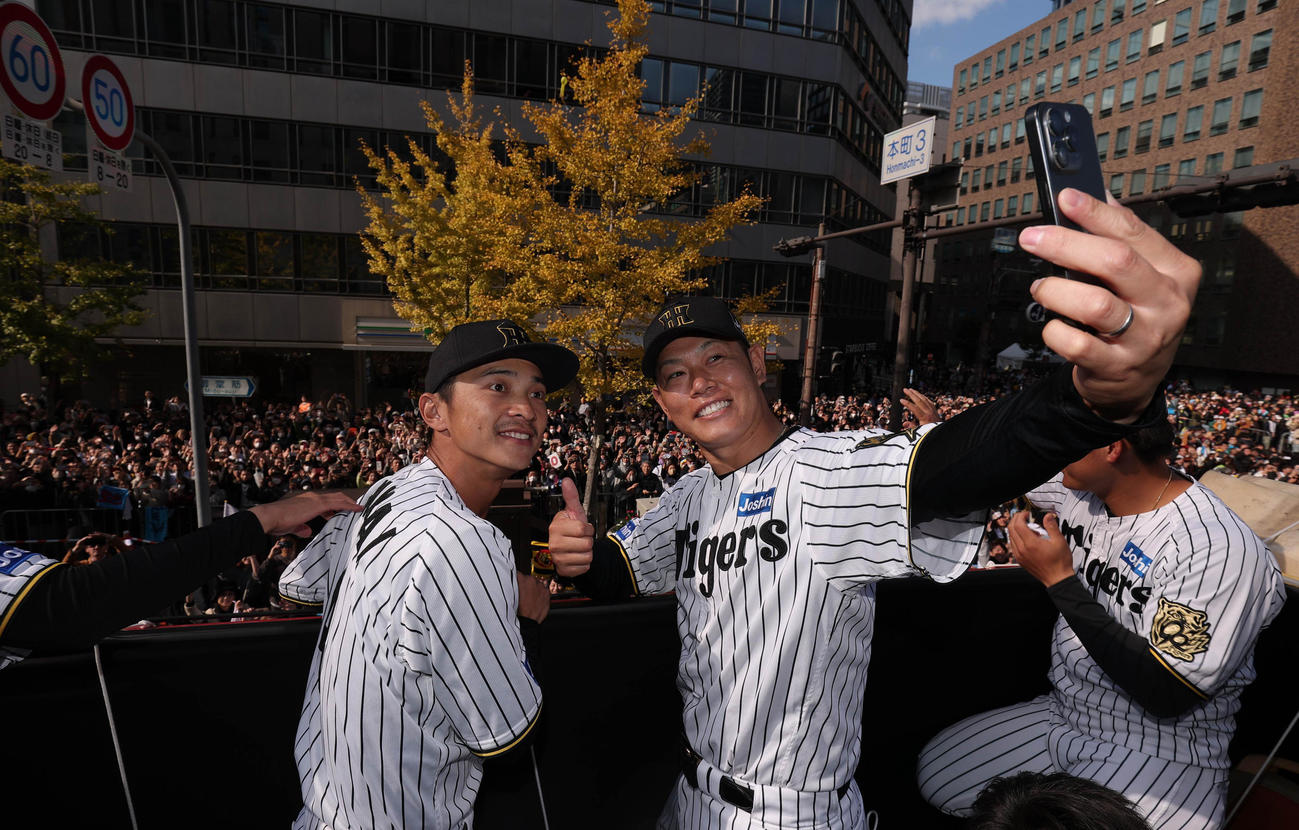 ファンと記念撮影をする熊谷（左）と原口（代表撮影）