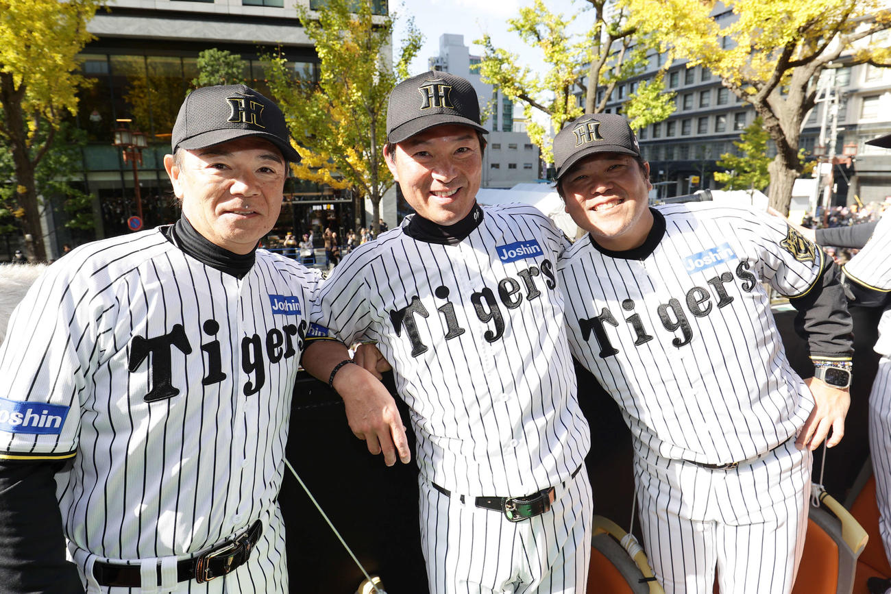優勝パレードで笑顔を見せる、左から阪神和田豊ヘッドコーチ、筒井壮コーチ、野村克則コーチ（撮影・前田充）
