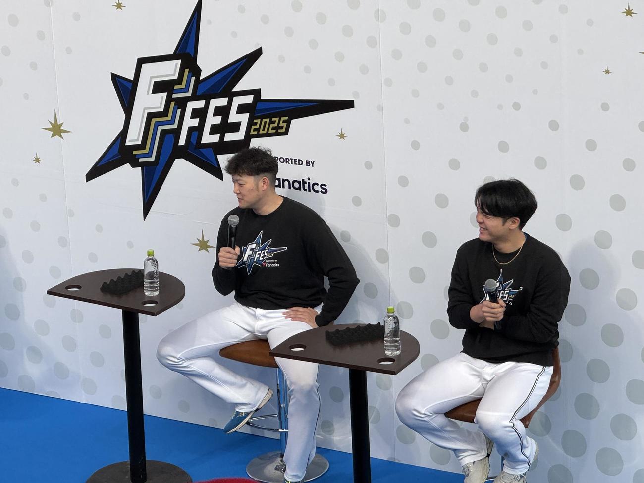日本ハムのファンフェスでトークショーを行った斎藤（左）と郡司