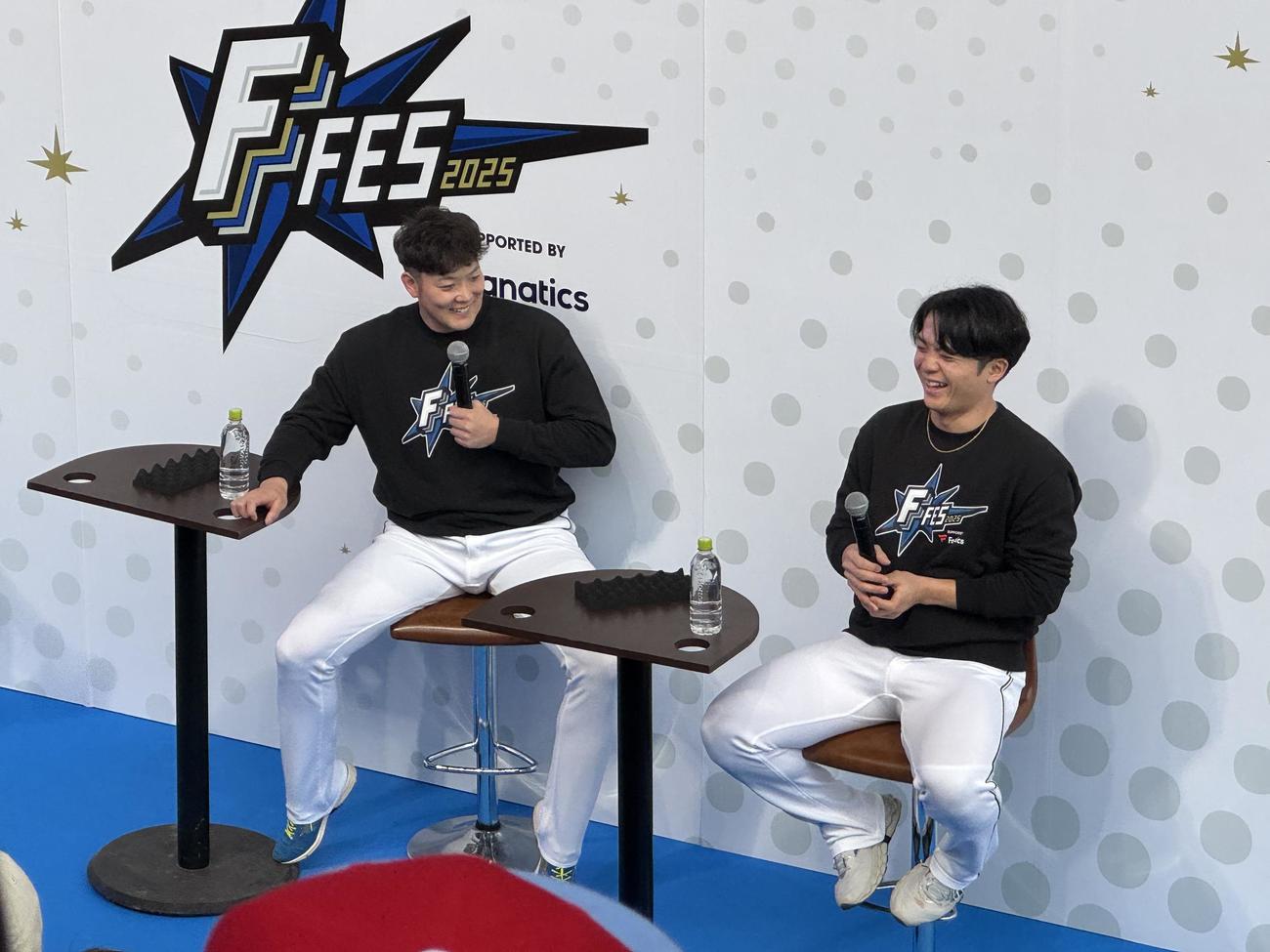 日本ハムのファンフェスでトークショーを行った斎藤（左）と郡司