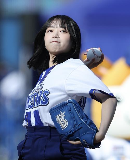 DeNA】日向坂46の山口陽世がファンフェスで始球式 バッターボックスに