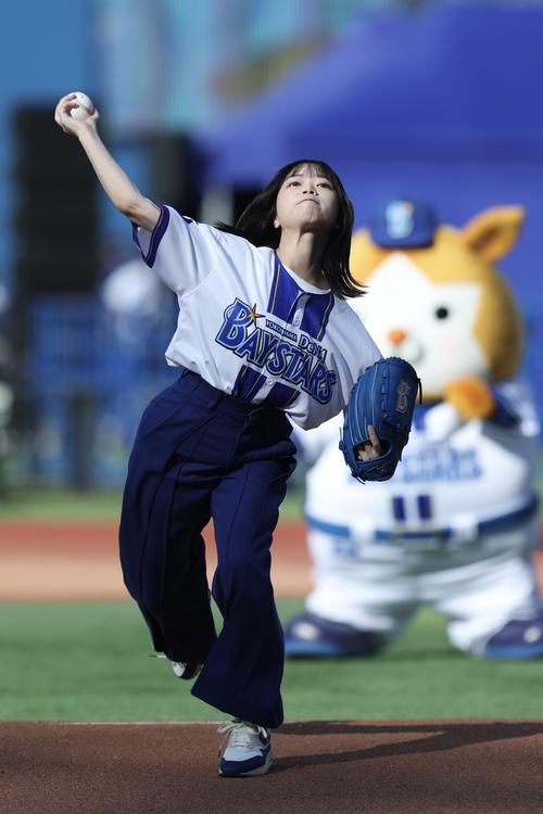 DeNA】日向坂46の山口陽世がファンフェスで始球式 バッターボックスに