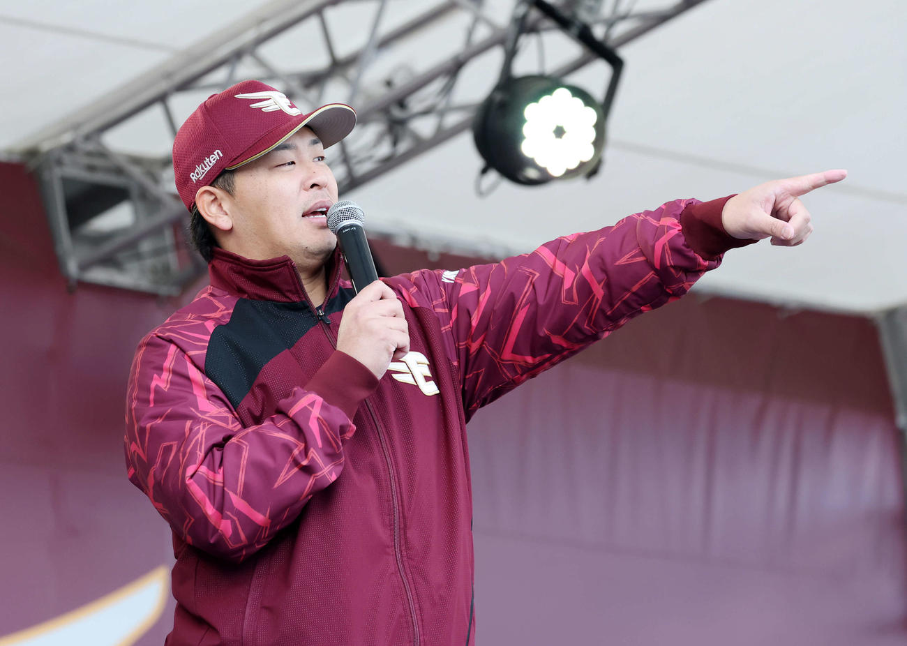 ファン感謝祭のトークショーに臨む楽天浅村（撮影・鈴木正人）