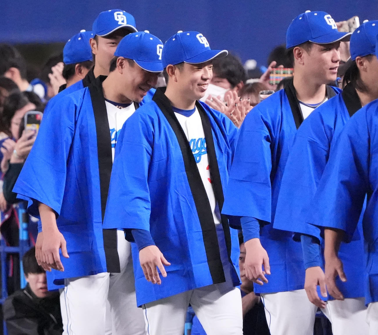 松葉（中央）はファンとタッチを交わし入場する（撮影・森本幸一）