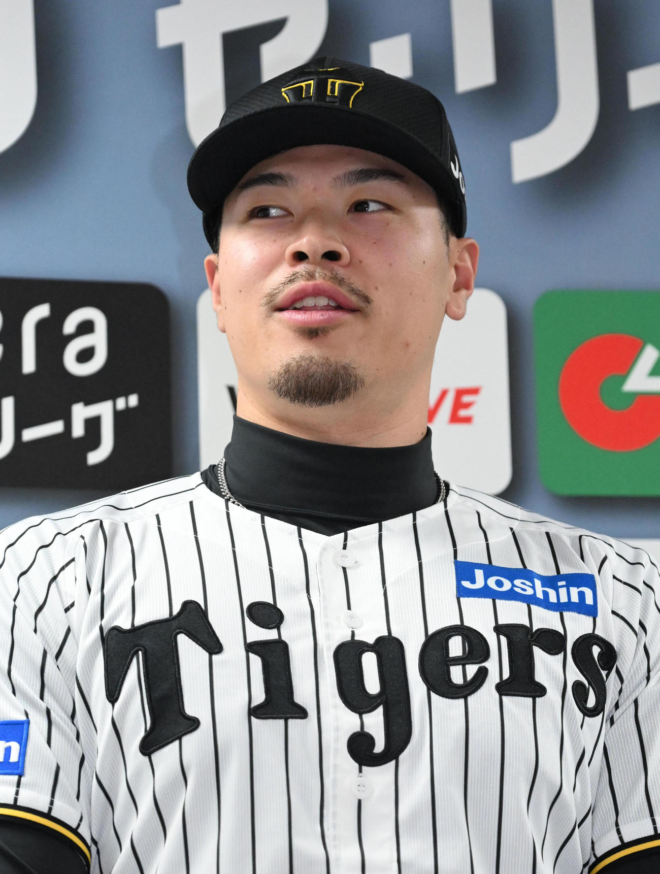 関係者らの質問に答える阪神佐藤輝（撮影・石井愛子）