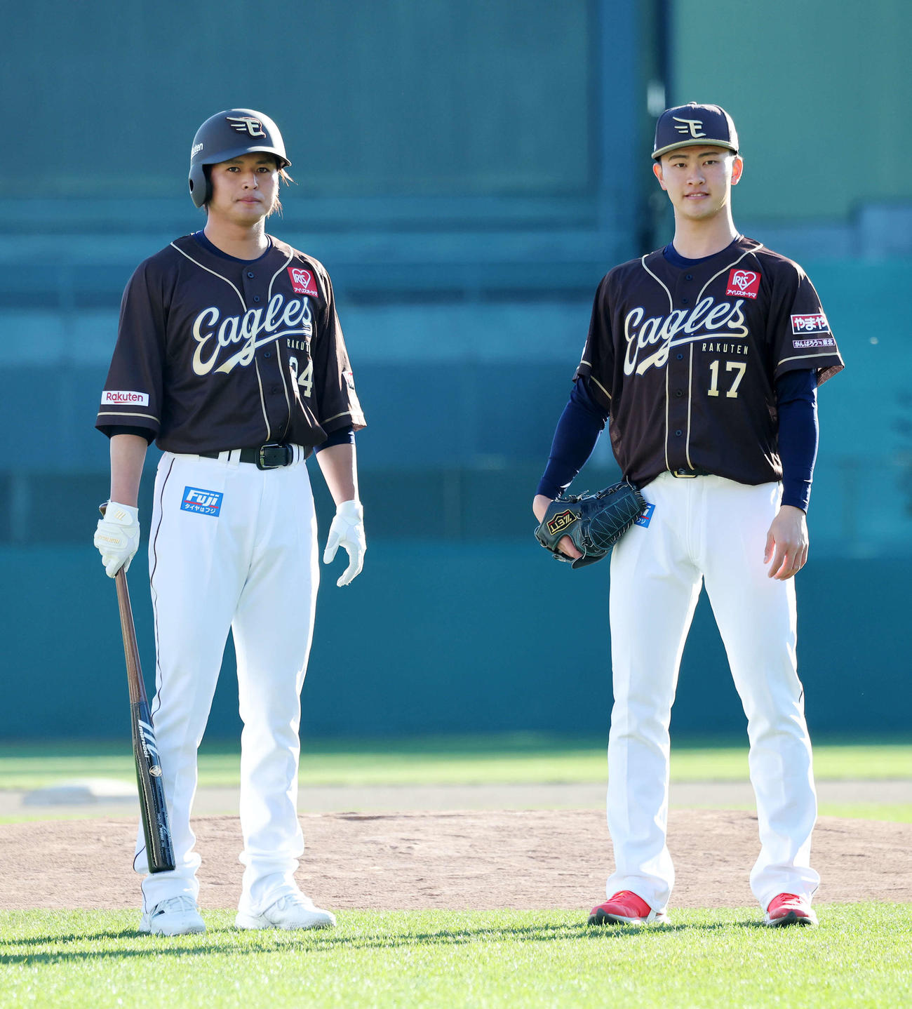 ファン感謝祭でファンクラブユニホームを発表する楽天黒川（左）と古謝（撮影・鈴木正人）