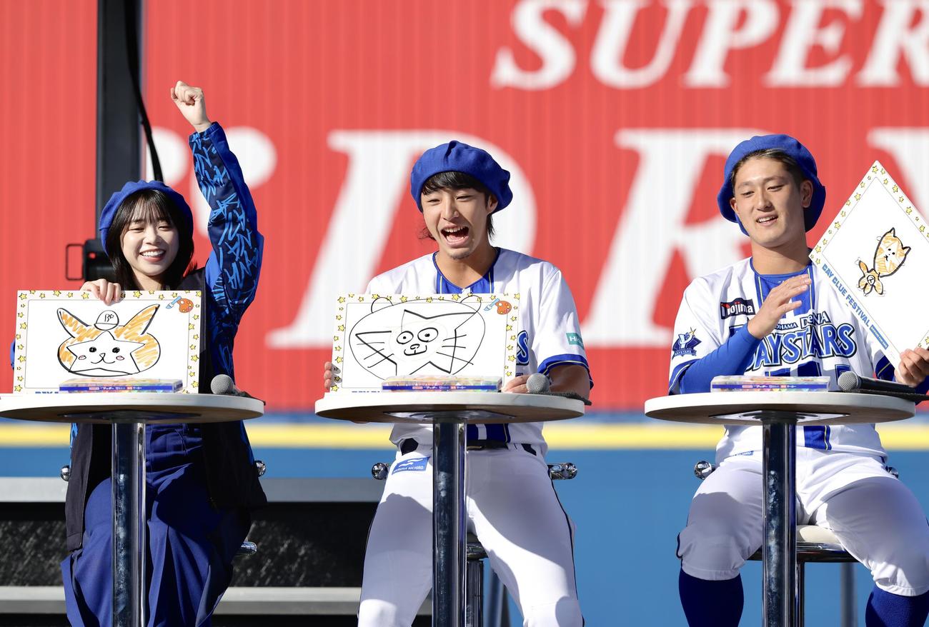 DB．スターマンの絵を披露する、左から日向坂46山口陽世、DeNA度会、松尾（撮影・河田真司）
