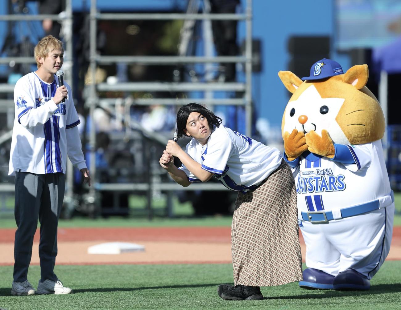オープニングで登場するナチョス。サブロー（左）とにしむら（撮影・河田真司）