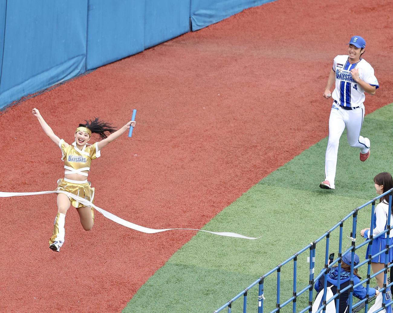 リレー対決の決勝で勝利するdianaのAki（左）。右は度会（撮影・河田真司）