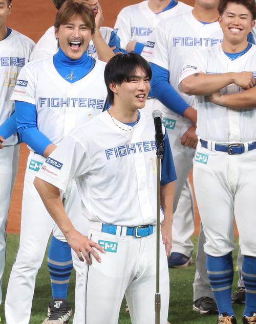 開幕カードの3番手に指名されあいさつする達(撮影・黒川智章)