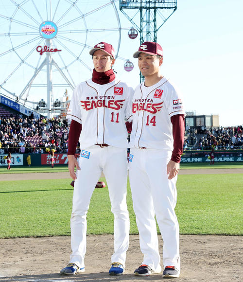 写真に納まる楽天岸(左)と則本(撮影・鈴木正人)