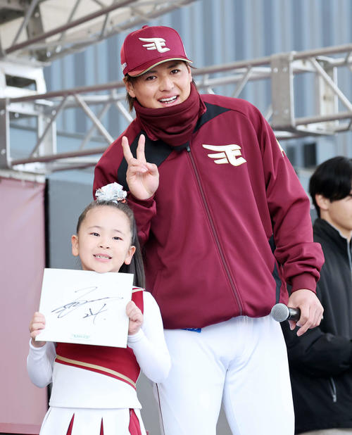 ファン感謝祭のトークショーに臨む楽天黒川(撮影・鈴木正人)
