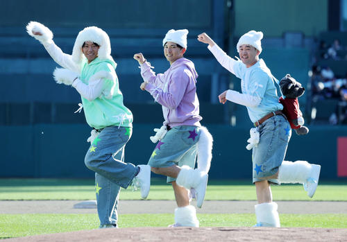 ファン感謝祭でルーキーパフォーマンスにする、左から楽天岸本、宗山、徳山(撮影・鈴木正人)