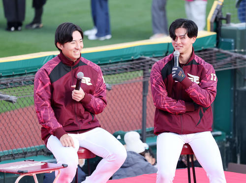 ファン感謝祭のトークショーに臨む楽天荘司(左)と古謝(撮影・鈴木正人)