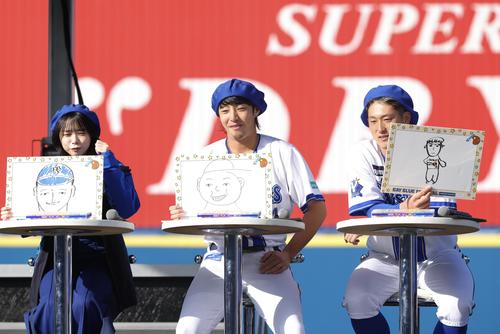 牧の似顔絵を披露する、左から日向坂46山口陽世、DeNA度会、松尾(撮影・河田真司)