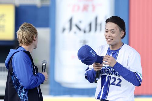 短くしたヘアスタイルを披露するDeNA入江(撮影・河田真司)
