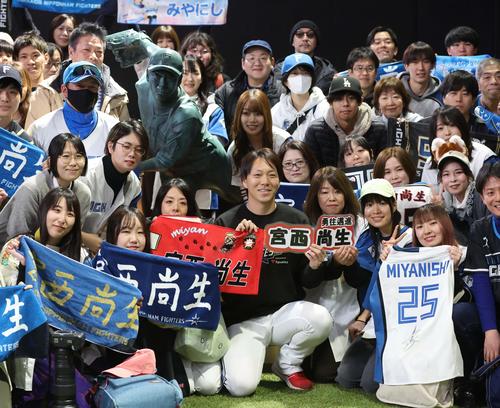 日本ハム】900試合登板達成の宮西尚生、等身大立像お披露目「あと100