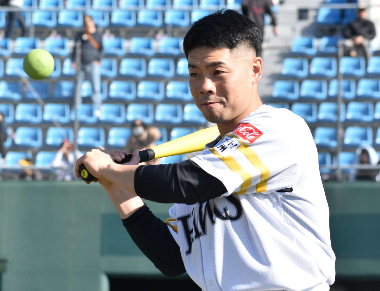 野球教室でノックを打つ近藤（撮影・只松憲）