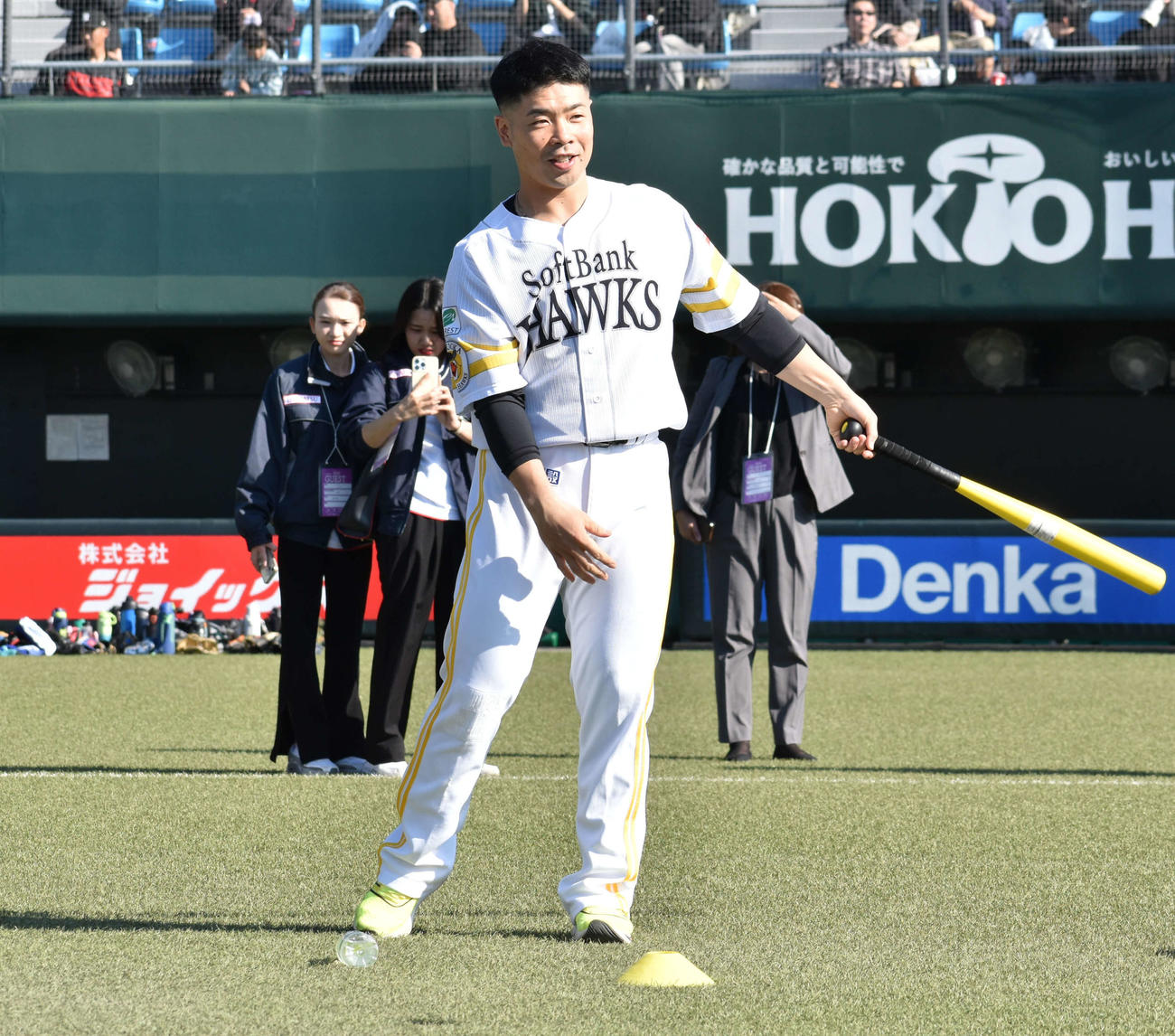 野球教室でノックを打つ近藤（撮影・只松憲）