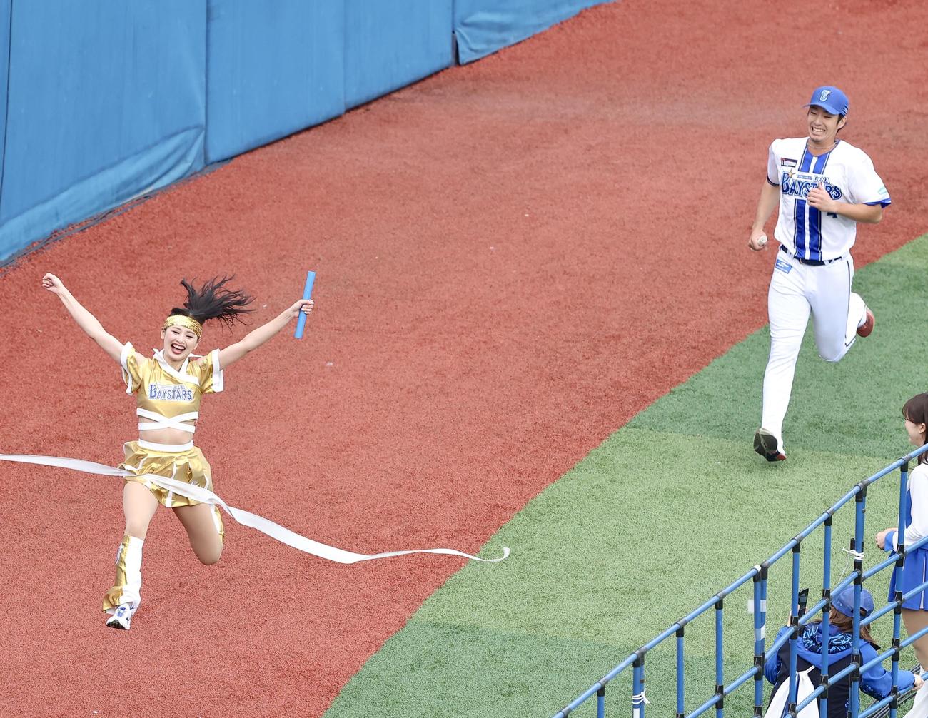 リレー対決の決勝で勝利するdianaのAki（左）。右は度会（撮影・河田真司）