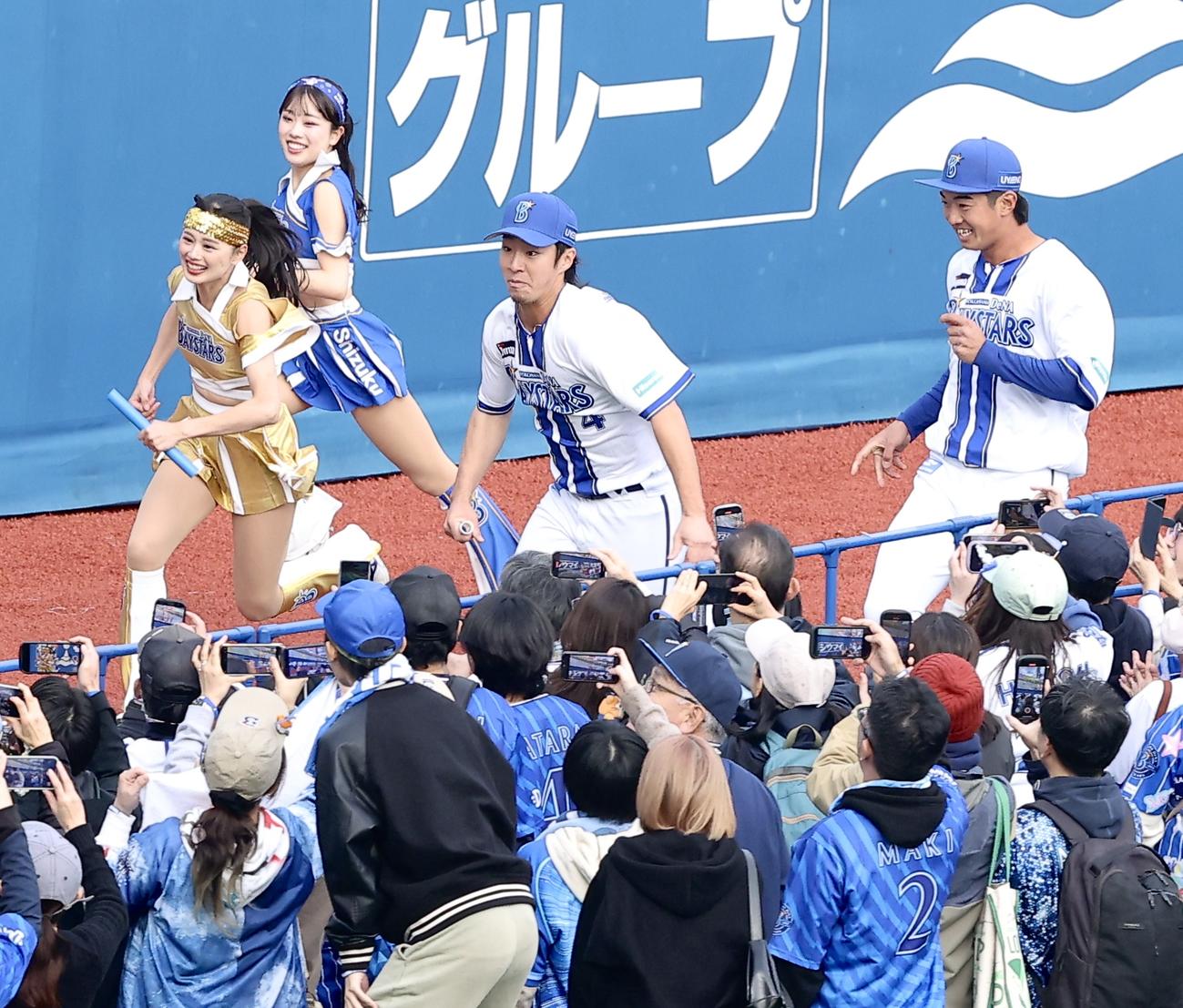 リレー対決の決勝で競り合うdianaのAki（左）と度会。右は梶原（撮影・河田真司）