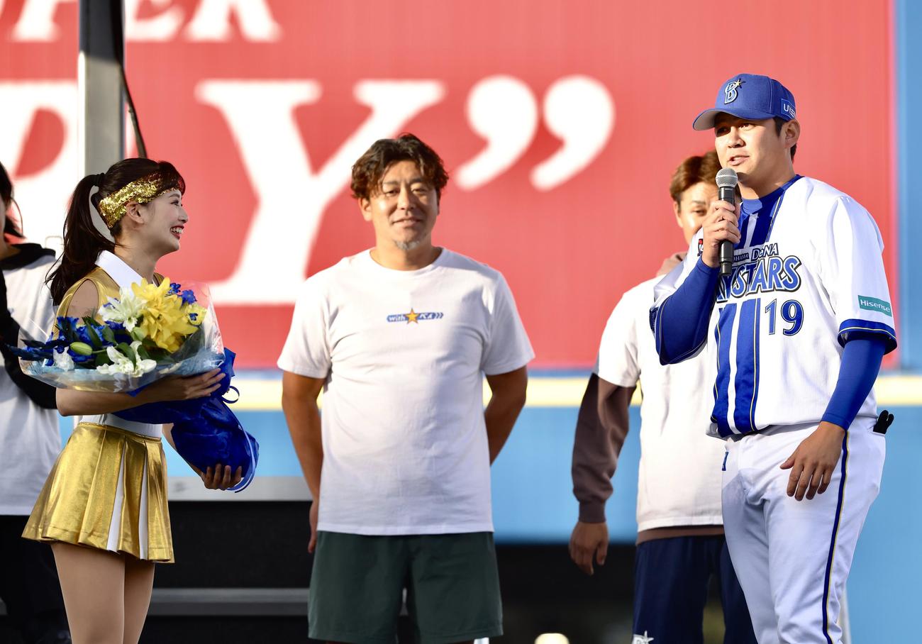 DeNA山崎（右）から花束を受け取るdianaのAki（撮影・河田真司）