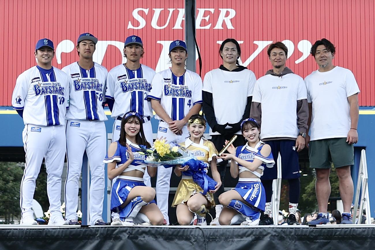 記念撮影する、前列左からdianaのMisa、Aki、Shizuku、後列左から山崎、梶原、三森、度会、石川氏、大和氏、黒羽根氏（撮影・河田真司）